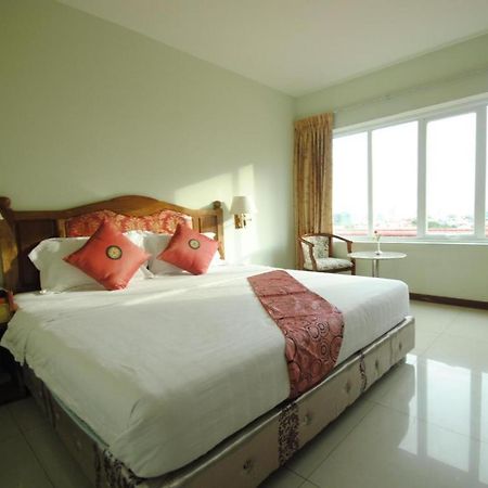 Midland Hotel Phnom-Penh Buitenkant foto