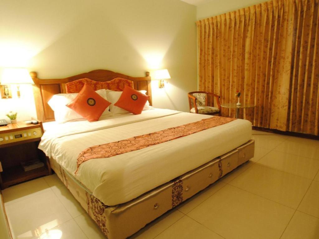 Midland Hotel Phnom-Penh Buitenkant foto