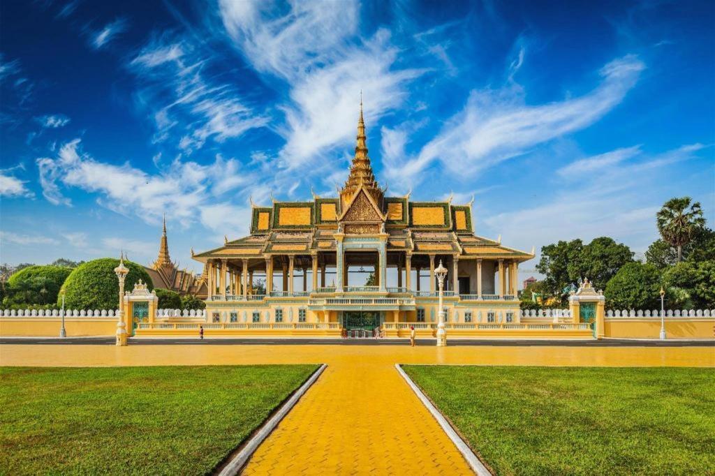 Midland Hotel Phnom-Penh Buitenkant foto
