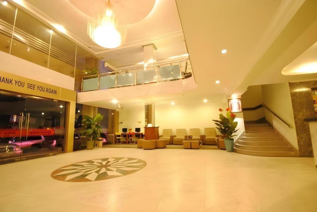 Midland Hotel Phnom-Penh Buitenkant foto